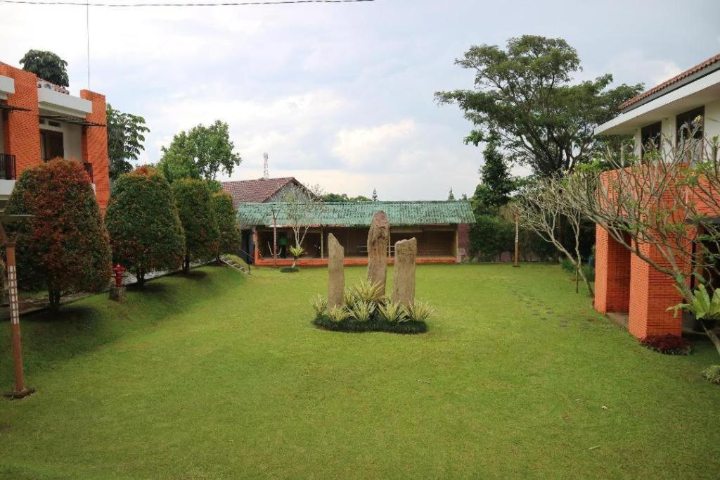 Villa Bukit Pinus Bogor Exterior foto